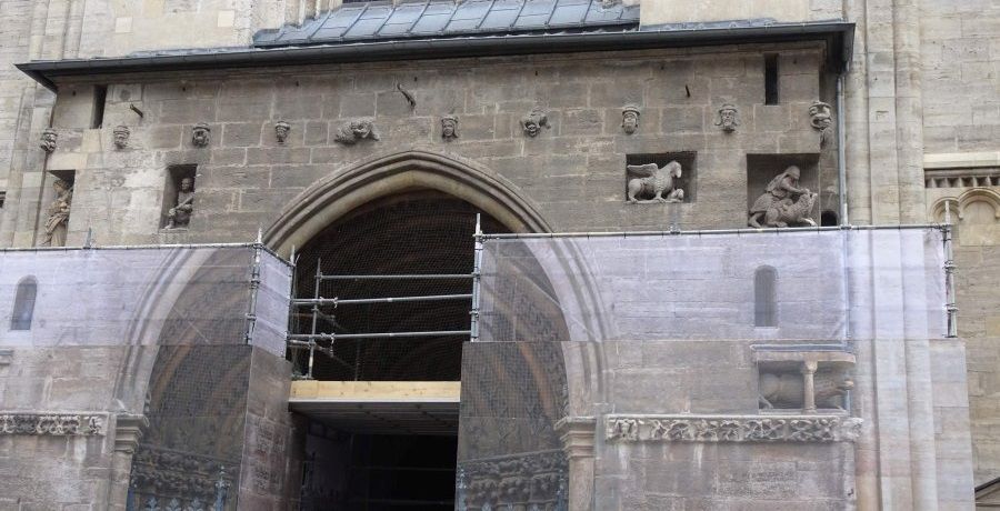 Aufbau eines Baugerüsts vor dem Riesentor des Stephansdomes