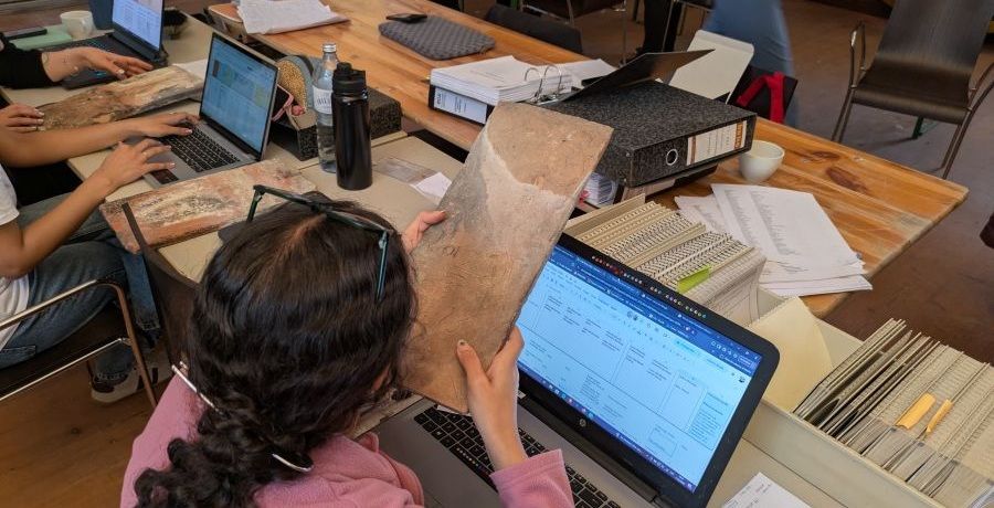 Digitalisierung der Ziegelsammlung, Studentinnen geben Daten von historischen Ziegeln in Computer ein