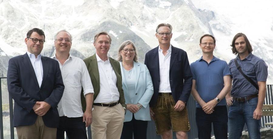 Gruppenfoto vor dem Panorama des Großglockners