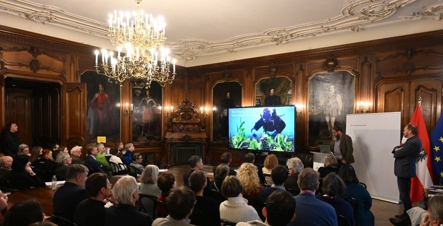 Vortrag von Immo Trinks (am Pult stehend) und Cyril Dworsky über Unterwasserarchäologie