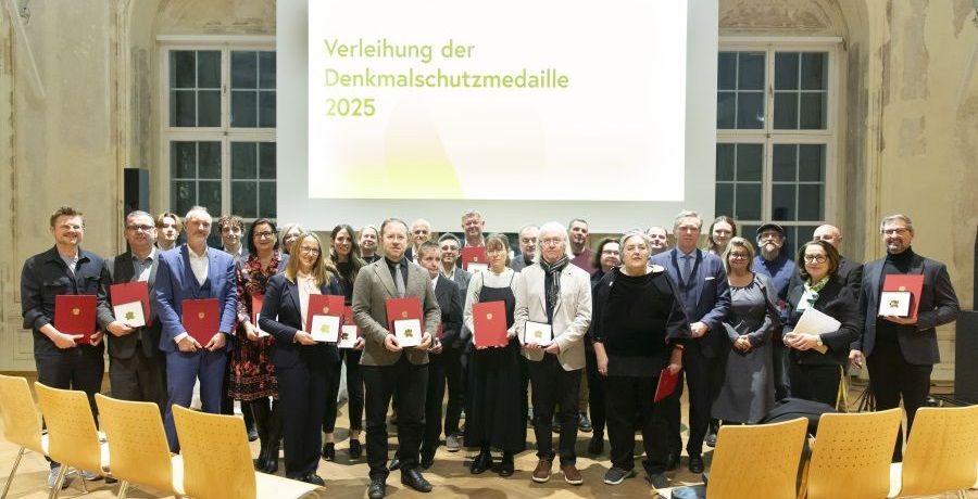 Gruppenfoto der Gewinnerinnen und Gewinner der Denkmalschutzmedaille 2025