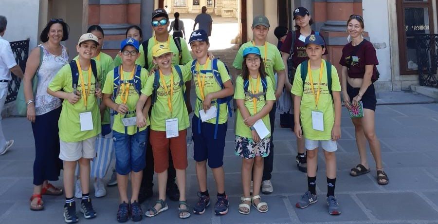 Gruppenfoto von Kindern mit Andrea Böhm vor dem Schweizertor