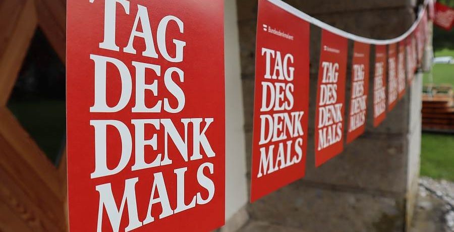 Rote Wimpel mit weißer Aufschrift "Tag des Denkmals"