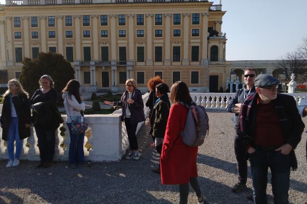 Menschengruppe vor Schloss Schönbrunn