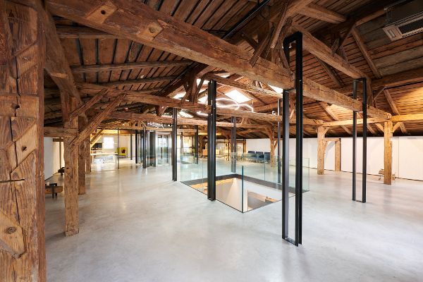 ein ausgebautes Dachgeschoß mit Dachstuhl aus Holzbalken