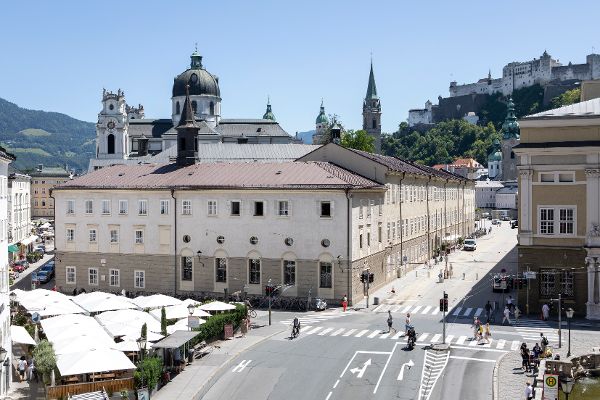 Blick auf das Studiengebäude der Salzburger Universität, im Hintergrung die Türme der Altstadt und die Festung.