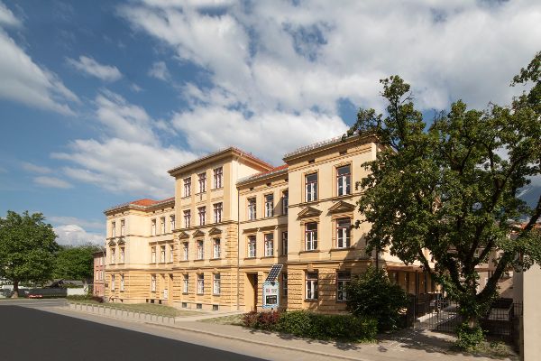 Das Bild zeigt das ehemalige Schul- und Gemeindehaus, Leopoldstraße 15