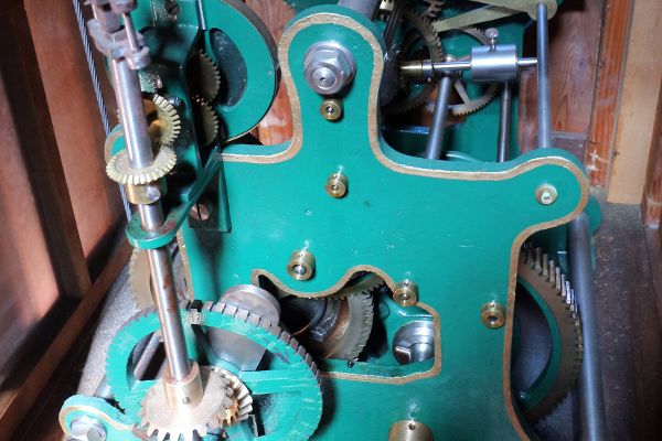 Mechanisches Uhrwerk der Uhr im Strandbad in Mattsee