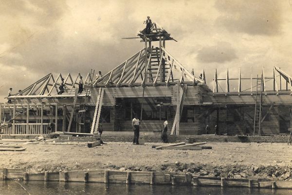 Schwarz-Weiß-Foto von der Errichtung des Seebades in Mattsee