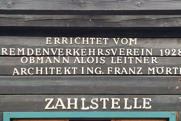 Inschrift am Badehaus in Mattsee über die Errichtung des Gebäudes aus dem Jahr 1928