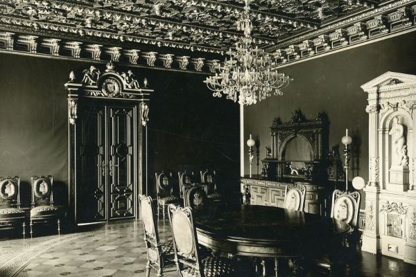 schwarz-weiß Bild eines historischen Speisezimmers