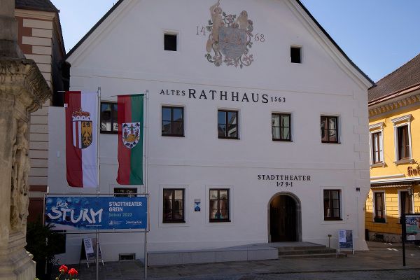 Die Hauptfassade des Stadttheaters in Grein in Blickrichtung zum Stadtplatz