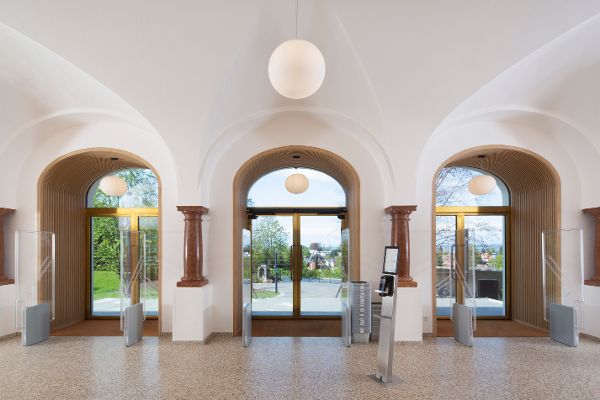 Vorarlberger Landesbibliothek in Bregenz, Blick aus dem Foyer in den Garten