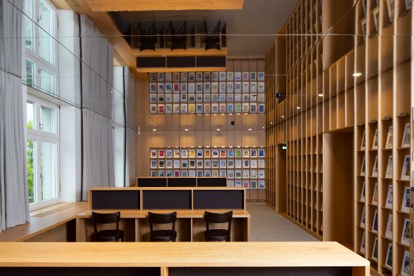 Vorarlberger Landesbibliothek in Bregenz, Lesesaal im ersten Obergeschoss mit Spiegeldecke