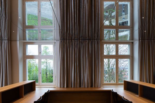 Vorarlberger Landesbibliothek in Bregenz, Blick aus dem Fenster des Lesesaals in den Garten