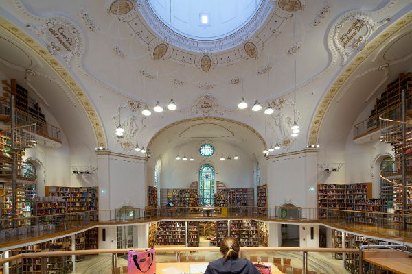 Vorarlberger Landesbibliothek in Bregenz, Innenansicht des Kuppelsaals des ehemaligen Kirchenbaus
