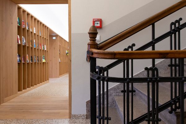 Vorarlberger Landesbibliothek in Bregenz, historisches Treppengeländer im Stiegenhaus