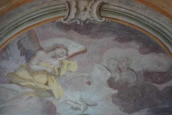 Pfarrkirche Arzl im Pitztal - Wandbild an der Südwand des Presbyteriums mit der Darstellung eines schwebenden Engels mit Rose, zwei Putten und einer Heilig-Geist-Taube