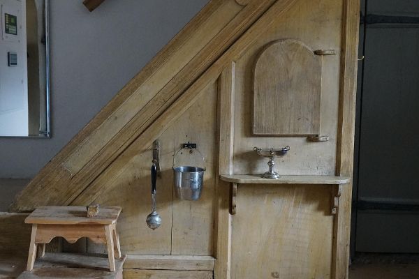 Pfarrkirche Arzl im Pitztal - Beichtstuhl für Gehörlose in der neuen Sakristei
