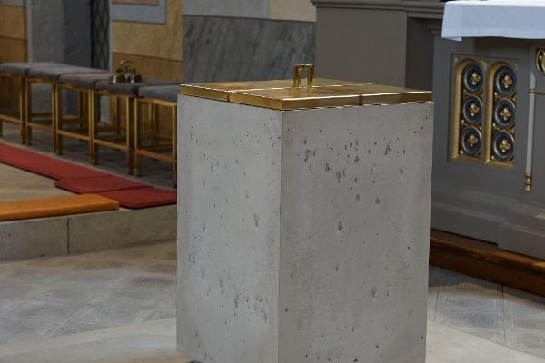 Pfarrkirche Arzl im Pitztal - Der neu gestaltete Taufstein mit schlichtem Messingdeckel