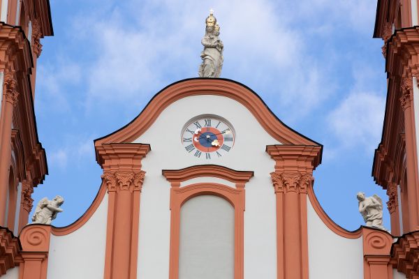 eine Marienfigur mit Kind aus Stein ist über dem Eingangsportal der Basilika Maria Trost angebracht