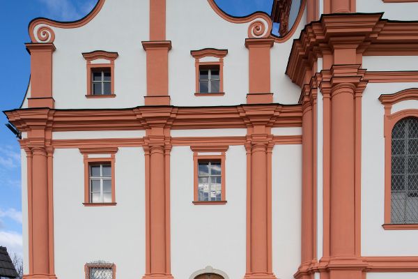 zweifarbige rot-weiße Fassadengestaltung an der Hauptfassade der Basilika Mariatrost