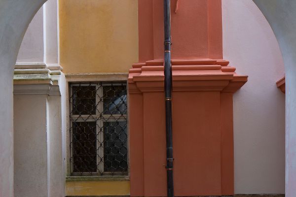 Fassade mit rotem und gelblichem Putz der Wallfahrtskirche Mariatrost