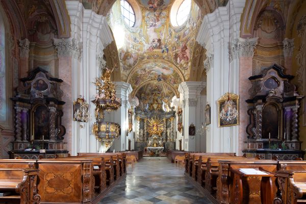 Innenansicht der Basilika Mariatrost mit Blick Richtung Hauptaltar