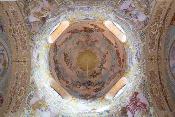 Blick in die mit prunkvollen barocken Fresken ausgestattete Kuppel der Wallfahrtskirche Mariatrost