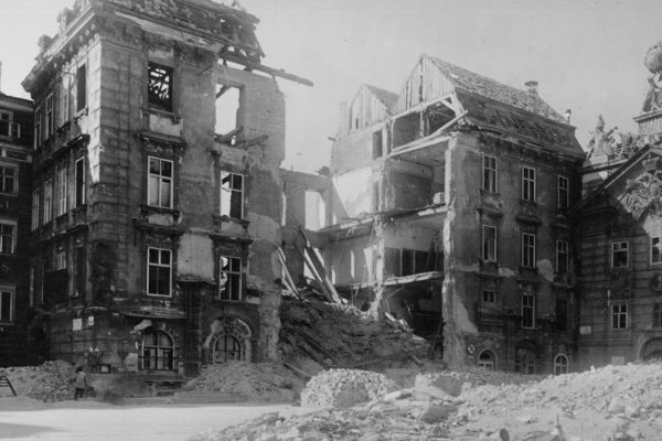 Stark beschädigtes Gebäude mit Einblick in die Dachkonstruktion