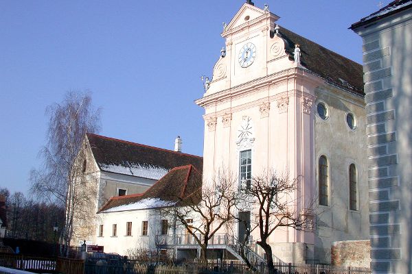 Außenansicht der Klosterkirche der Kartause Mauerbach