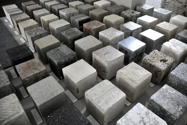 verschiedene Steinarten in einer Sammlung