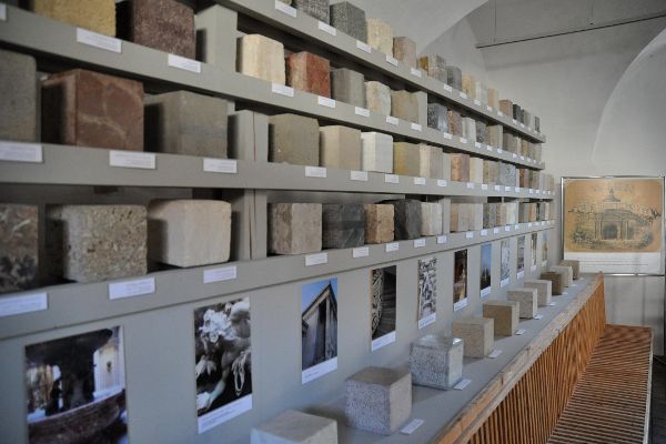 Sammlung von historischen Ziegeln in einem Ausstellungsraum