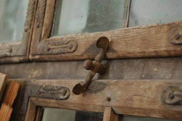 ein Riegel an einem Fensterrahmen aus Holz