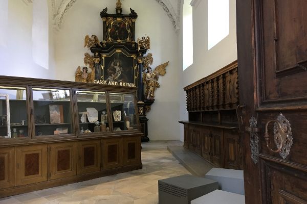Blick in einen Ausstellungsraum mit verschiedenen Vitrinen