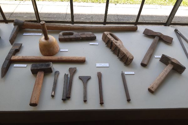 verschiedene Werkzeuge zur Bearbeitung von Stein in der Kartause Mauerbach
