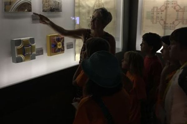 eine Frau erklärt etwas im Museum