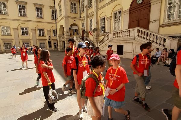 Kinder besichtigen den Schweizerhof der Wiener Hofburg