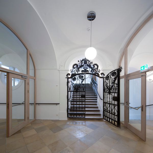 Stiegenhaus mit schmiedeeisernem Gittertor
