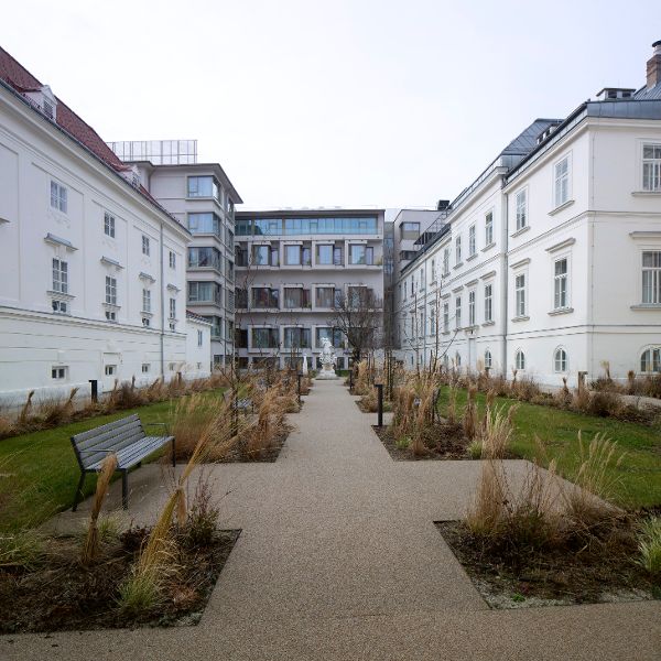 Blick in den Park vor dem Pflegeheim "Elisabethinen"
