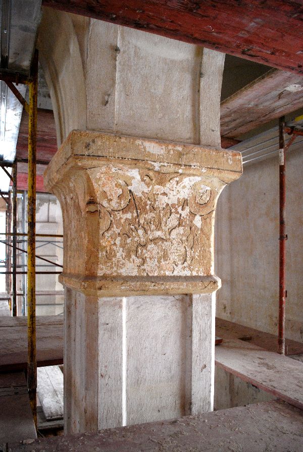 Detailansicht eines Pfeilers aus Sandstein in der ehemaligen Synagoge in Kobersdorf