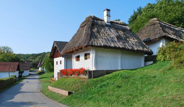 Kellerviertel in Heiligenbrunn, Straßenansicht