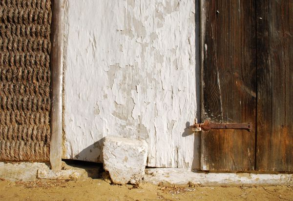 Detail einer weiß getünchten Wand eines Weinkellers in Heiligenbrunn