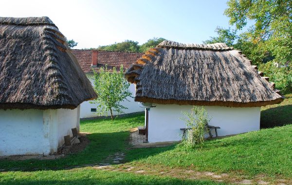 mehrere Weinkeller in Heiligenbrunn