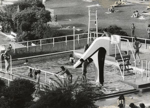 schwarz-weiß-Foto von der Rutsche des Tauchergartens im Stadtbad Steyr