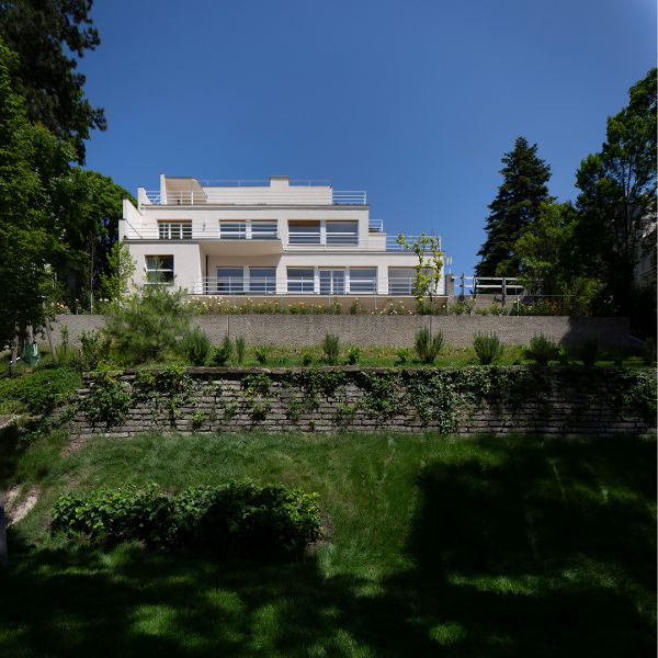 Außenansicht der Villa Rezek, Blick vom Garten auf das Gebäude