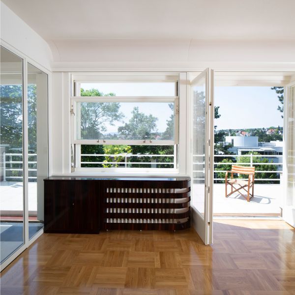 Innenansicht Villa Rezek, Blick durch die geöffnete Türe auf die Veranda