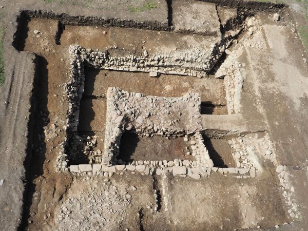 Drohnenaufnahme eines steinernen Wasserbeckens