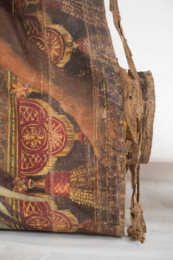 Detail des aufgerollten Mozartvorhanges vor der Restaurierung