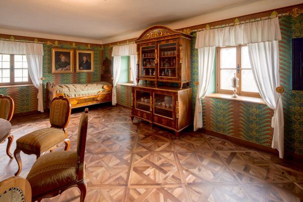 Sensenmuseum in Micheldorf, Innenansicht in das mit historischen Möbeln ausgestattete Blumauerzimmer mit Aufsatzkasten